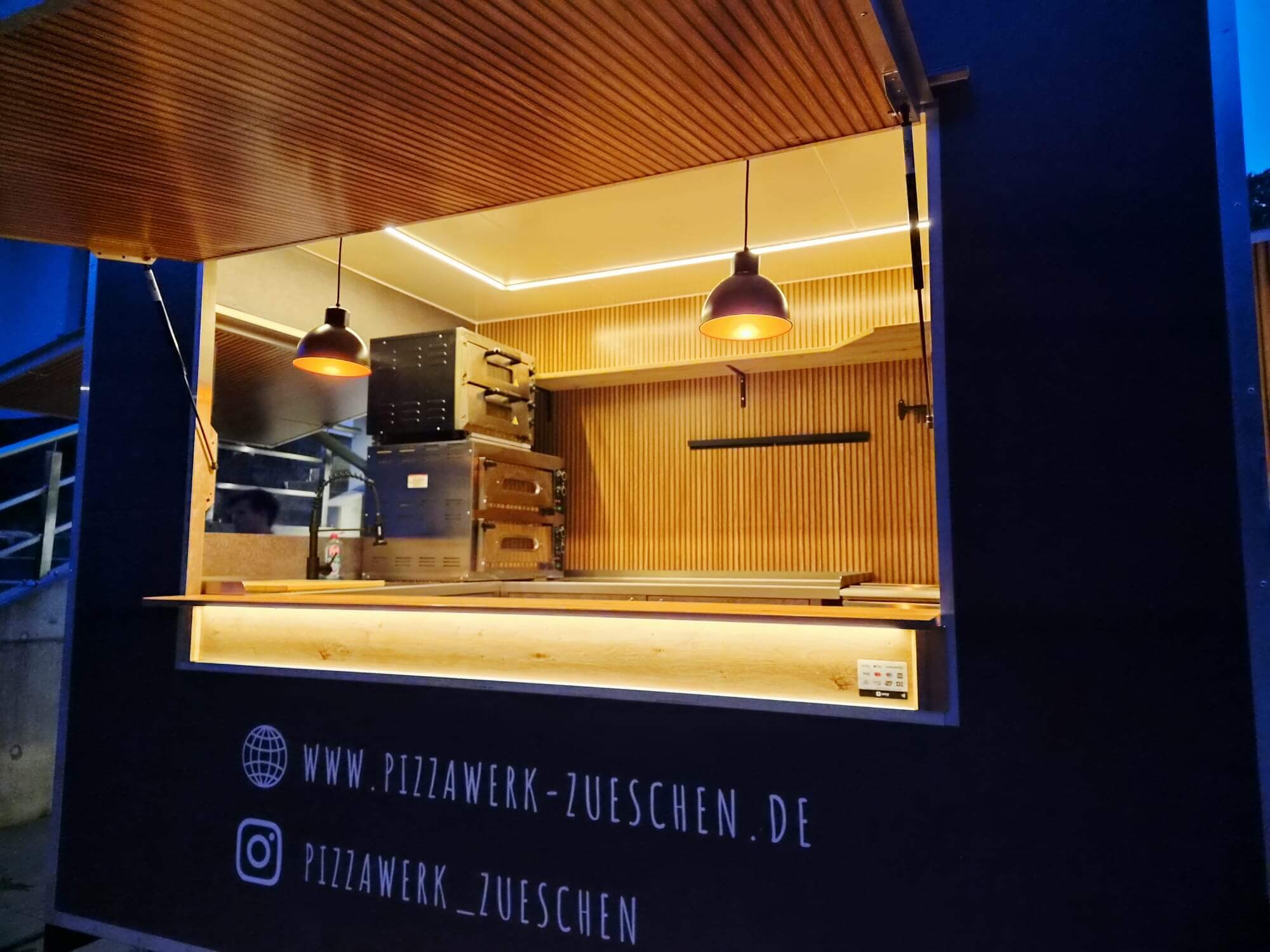 PizzaWerk Anhänger bei Nacht mit Beleuchtung